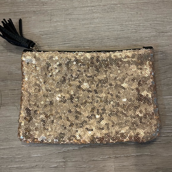 ipsy Handbags - IPSY Glam Bag Metallic Gold Sequin and Black Like New